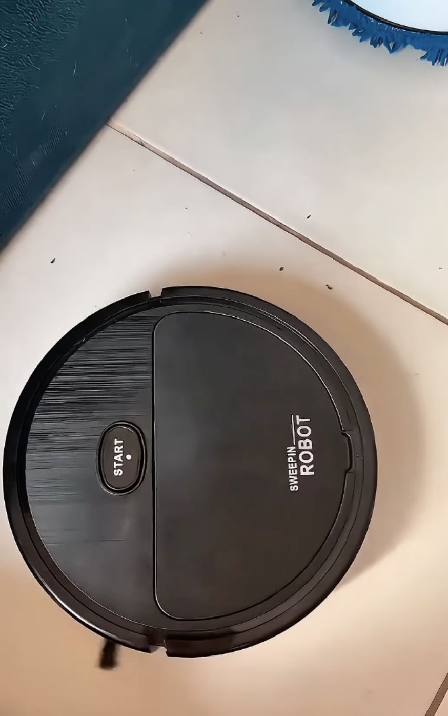 Robot aspiradora funcionando cerca de escalera